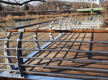 홍산교 상류 하천산책로 편의공간 조성사업